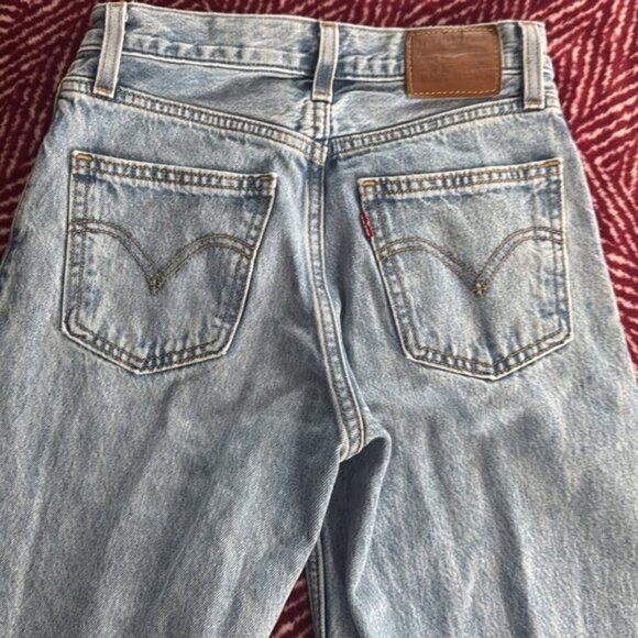 Levi's 23 Light Wash Straight Leg Mom Jean - Picture 9 of 12
